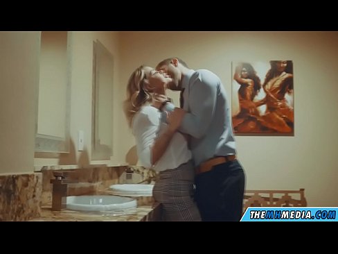 ❤️ Kur një bjonde me bukë ju josh në një banjë publike ❤ Vetëm porno tek ne ❌️